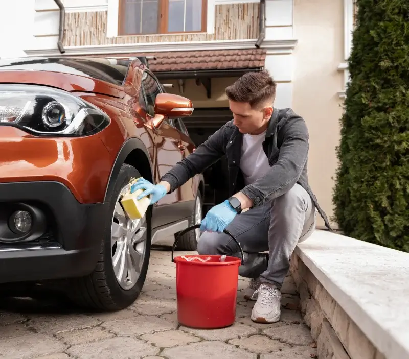 Lavage auto à domicile Pierrefitte-sur-Loire : professionnel intervenant sur un véhicule